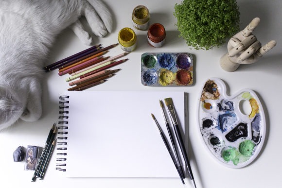 Mar Villar, estudio, gato, mesa de trabajo, bloqueo creativo, pinturas, lápices de colores, trabajar como ilustrador