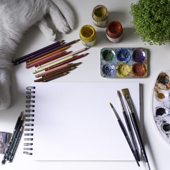 Mar Villar, estudio, gato, mesa de trabajo, bloqueo creativo, pinturas, lápices de colores, trabajar como ilustrador