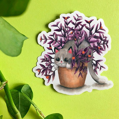 Pegatina de una ilustración de Mar Villar de un gato durmiendo encima de una planta