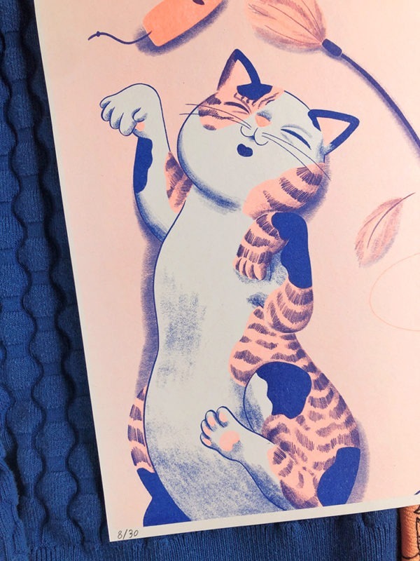 Risografía de una ilustración de gatos jugando de Mar Villar a dos tintas