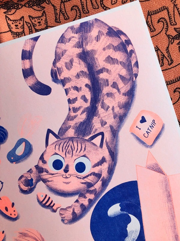 Risografía de una ilustración de gatos jugando de Mar Villar a dos tintas